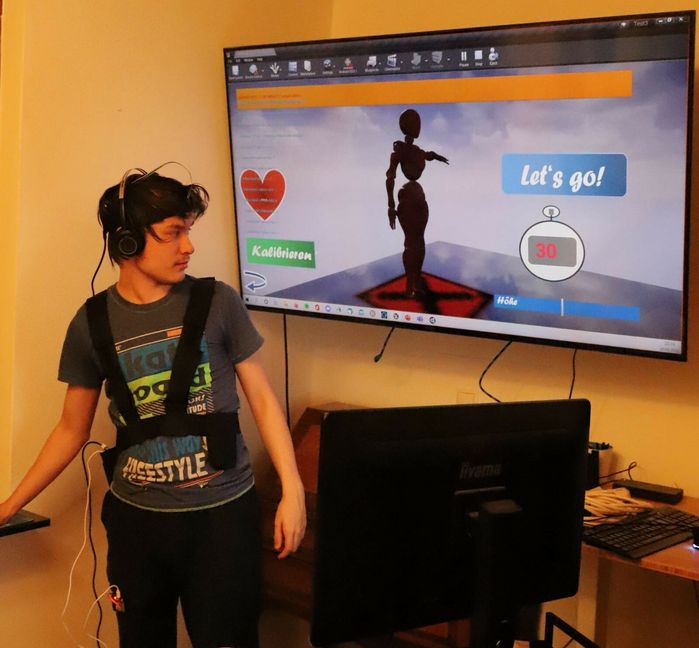 Felix Buchta hat ein Prototyp-System entwickelt, dass die Daten eines Reha-Patienten erfasst und an den Arzt in Echtzeit überträgt. Bild: z