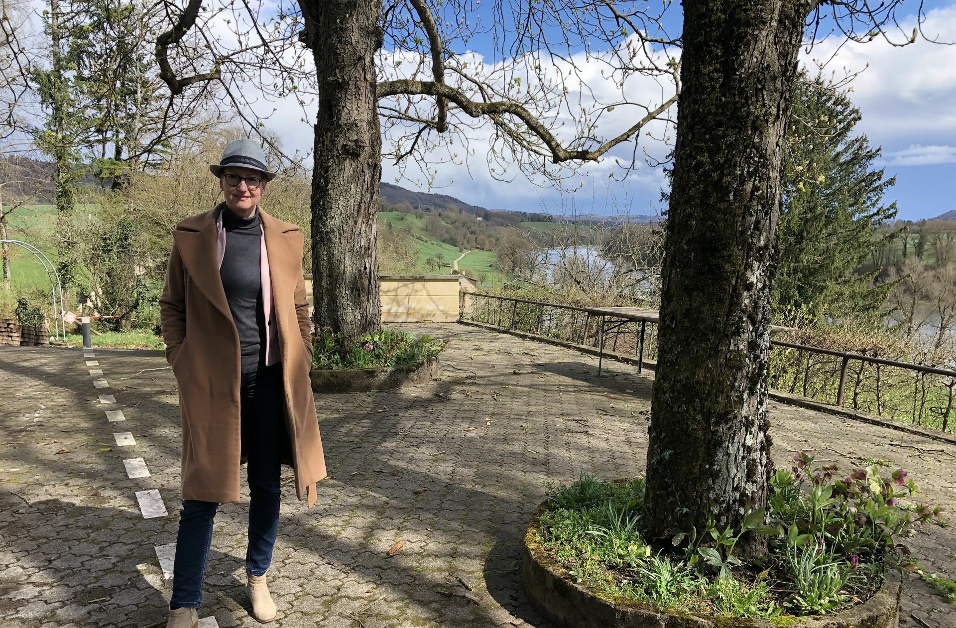 „Wir als Familie zahlen doppelt so viel Steuern, wie wenn wir in der Schweiz leben würden“, sagt Bürgermeisterin Vera Schraner, die in dem Dorf aufgewachsen ist und  mit ihrem Mann und ihren beiden Kindern dort lebt. Mit dem Erlass der Grundsteuer will die Gemeinde die Bürger entlasten.