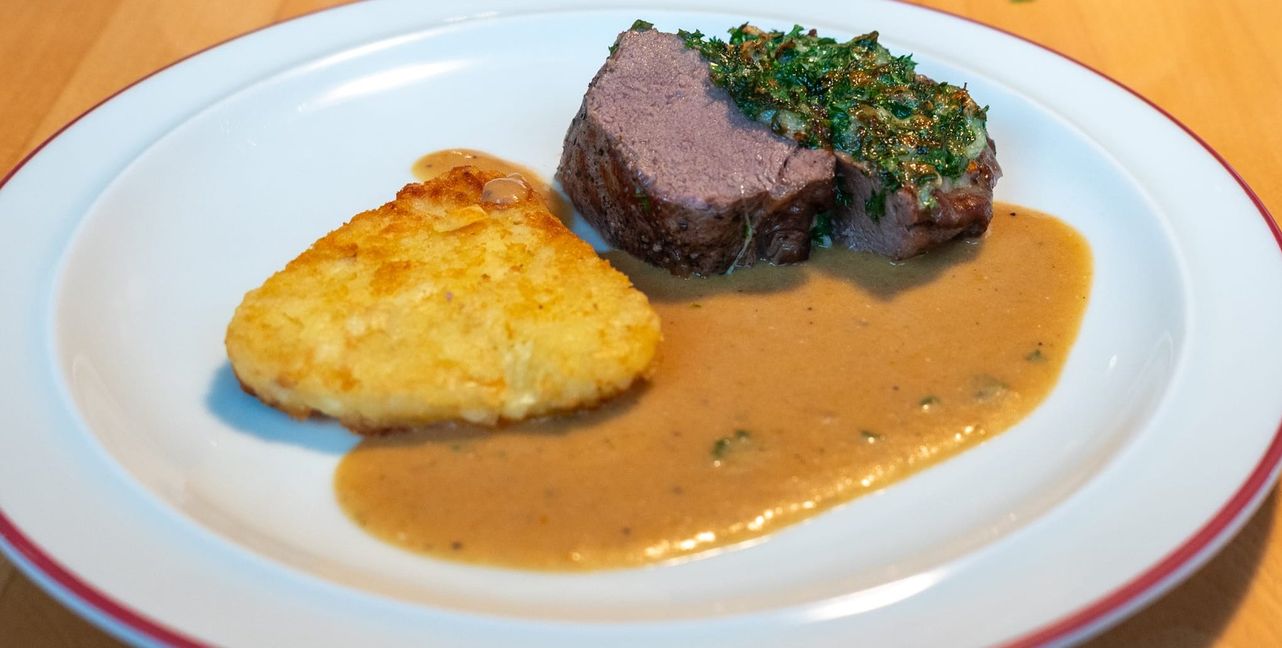 Zum Rehrücken passen kleine Rösti-Ecken.