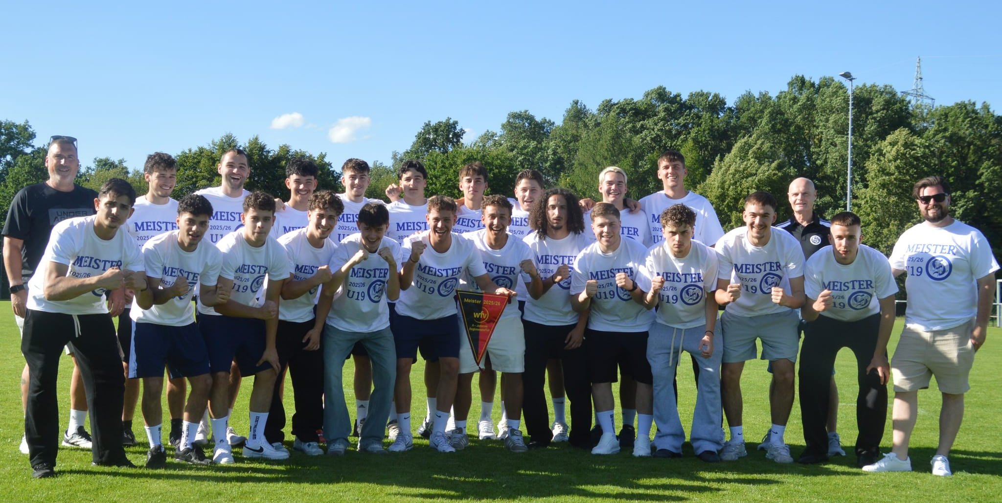 Da ist der Wimpel! Die U19-Junioren des VfL Sindelfingen haben sich den Titel in der Regionenliga gesichert.