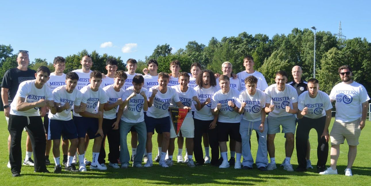 Da ist der Wimpel! Die U19-Junioren des VfL Sindelfingen haben sich den Titel in der Regionenliga gesichert.