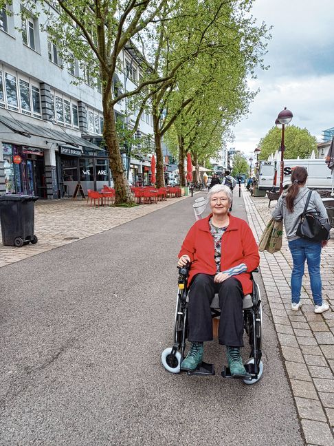 Claudia Schuster ist mittlerweile auf den elektrischen Rollstuhl angewiesen.