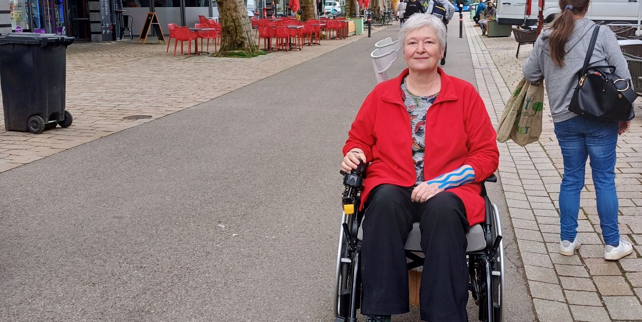 Claudia Schuster ist mittlerweile auf den elektrischen Rollstuhl angewiesen.