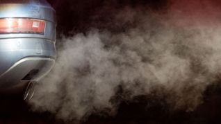 Für zu viel ausgestoßenes CO2 müssen die Autohersteller in der EU Strafe zahlen. Doch die Regeln werden gelockert. (Archivfoto)