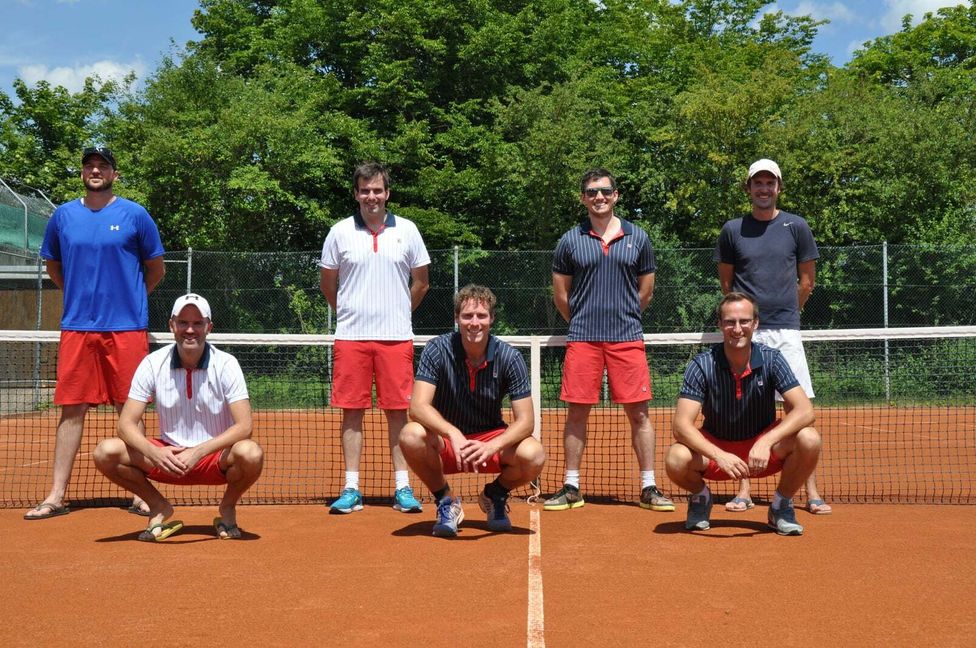 Die Herren 30 des TC Maichingen: Tobias Beuttler, Uwe Blank, Nicolai Zwickl (vorne kniend von links), Philip Fuchslocher, Armin Groß, Daniel Heck, Daniel Ritsch (hinten stehend)