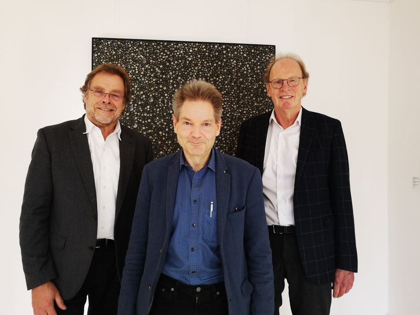 Zusammen kommen sie auf 200 Lebensjahre (von links): Dr. Kuno Schlichtenmaier, Dr. Günter Baumann und Dr. Bert Schlichtenmaier von der Dätzinger Galerie Schlichtenmaier.    Bild: Schilpp