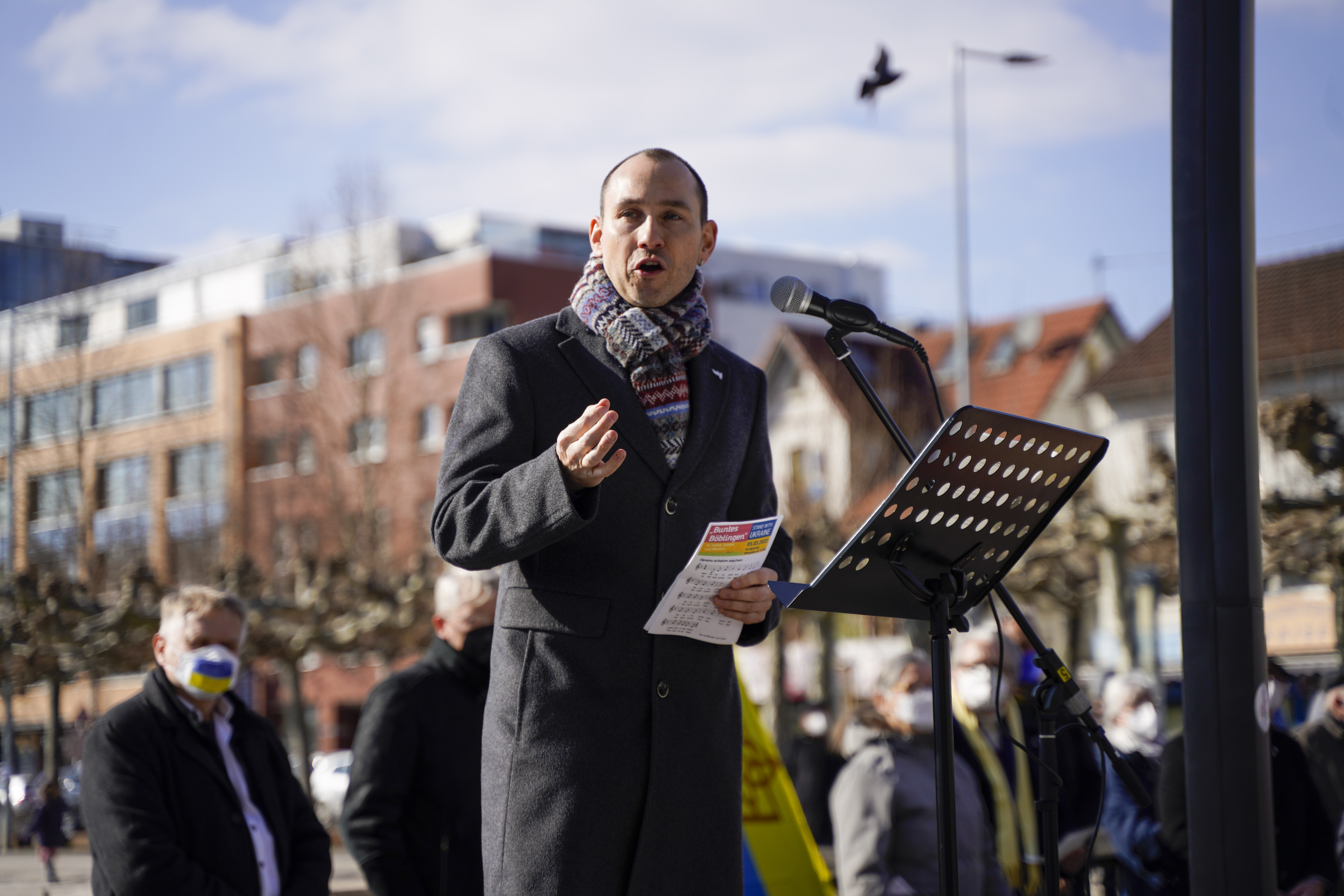 Mehrere hundert Menschen haben am Samstag am Böblinger Elbenplatz an einer Solidaritätskundgebung für die Ukraine teilgenommen. Zu der Veranstaltung aufgerufen hatte das Bündnis „Buntes Böblingen“. Einer der Redner war Oberbürgermeister Dr. Stefan Belz.            Bild: Dettenmeyer