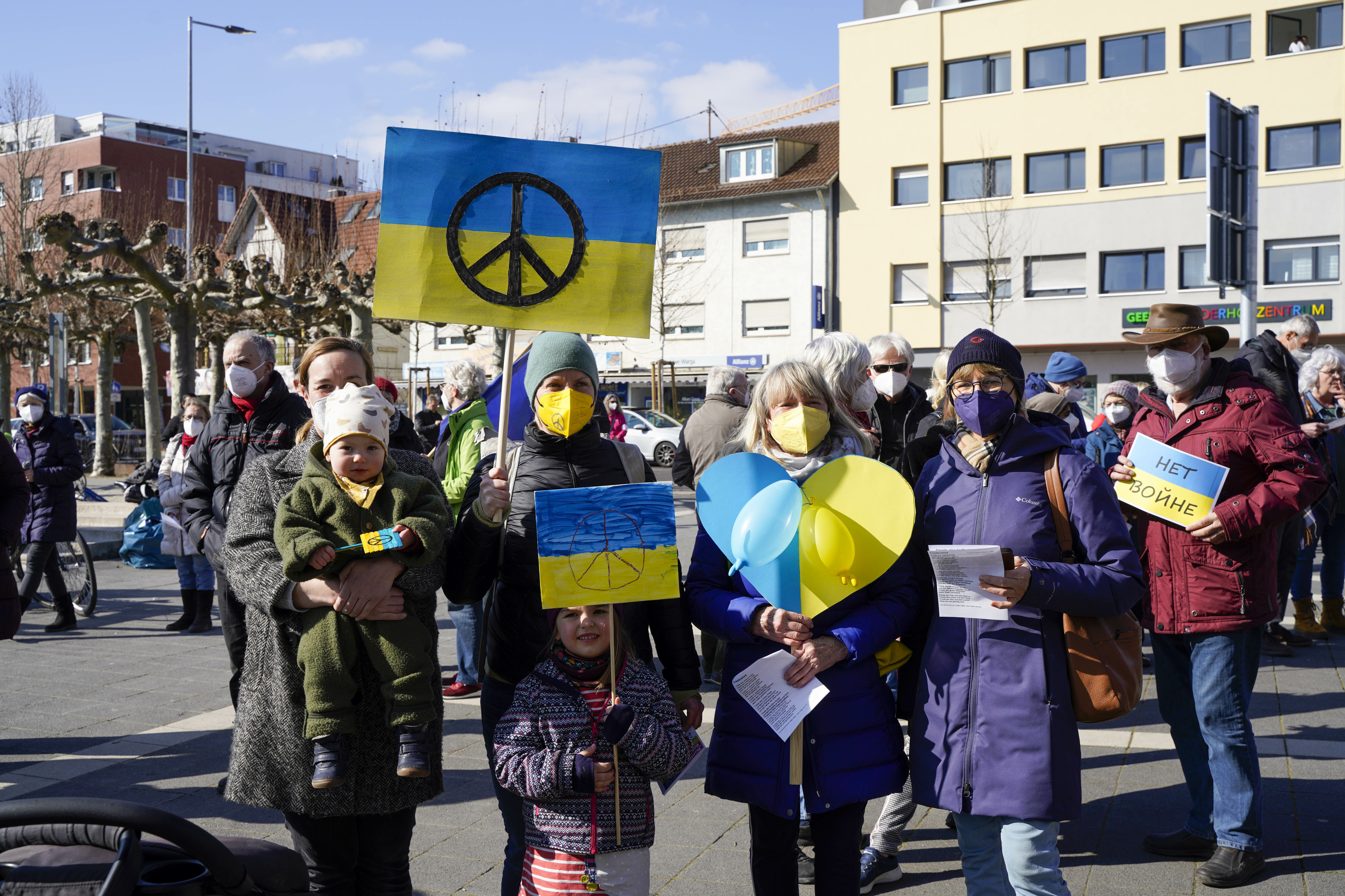 Mehrere hundert Menschen haben am Samstag am Böblinger Elbenplatz an einer Solidaritätskundgebung für die Ukraine teilgenommen. Zu der Veranstaltung aufgerufen hatte das Bündnis „Buntes Böblingen“.   Bild: Dettenmeyer