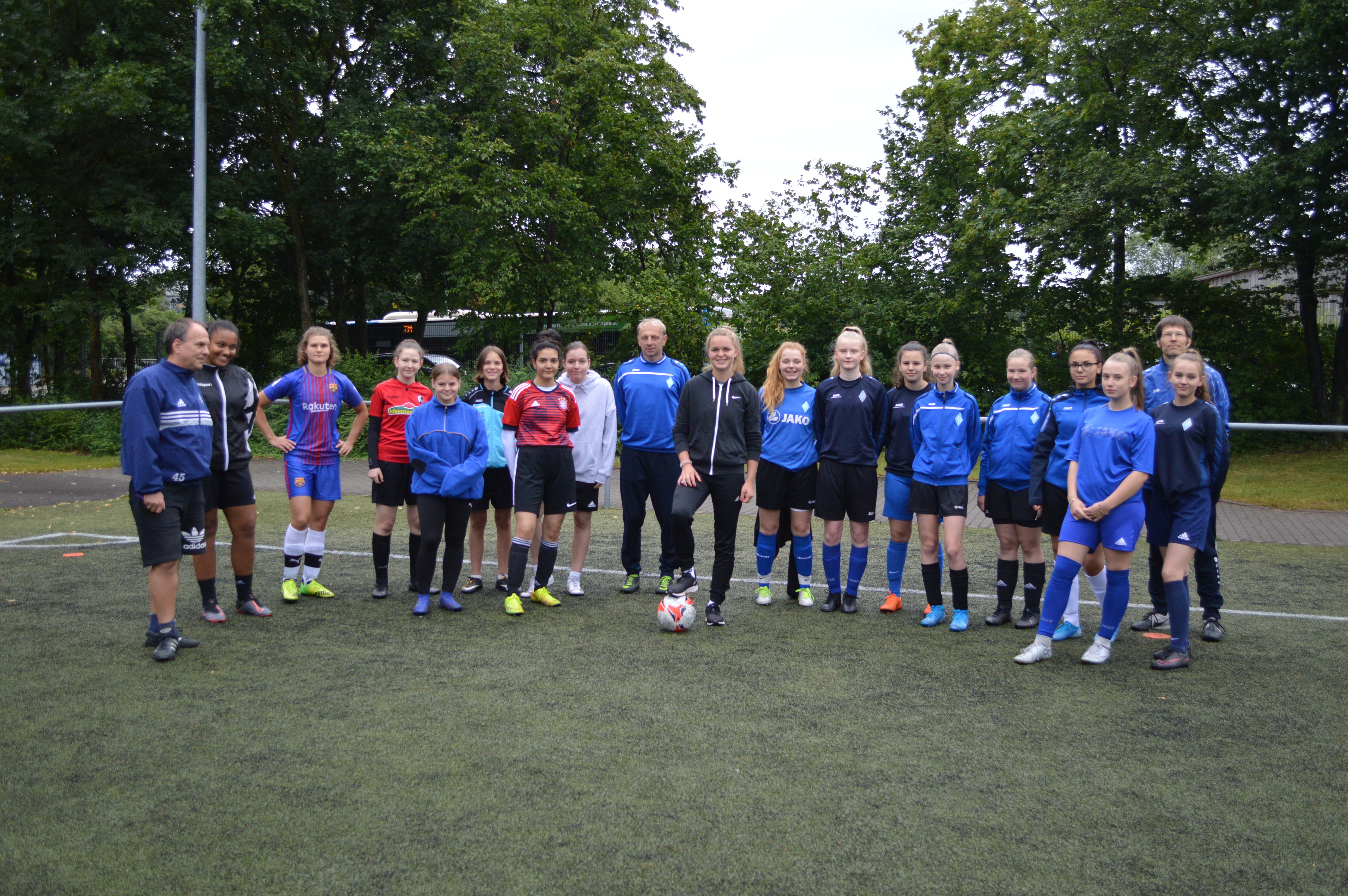 Greta Stegemann am Ball mit dem Nachwuchs der SV Böblingen.Bild: Zvizdiç