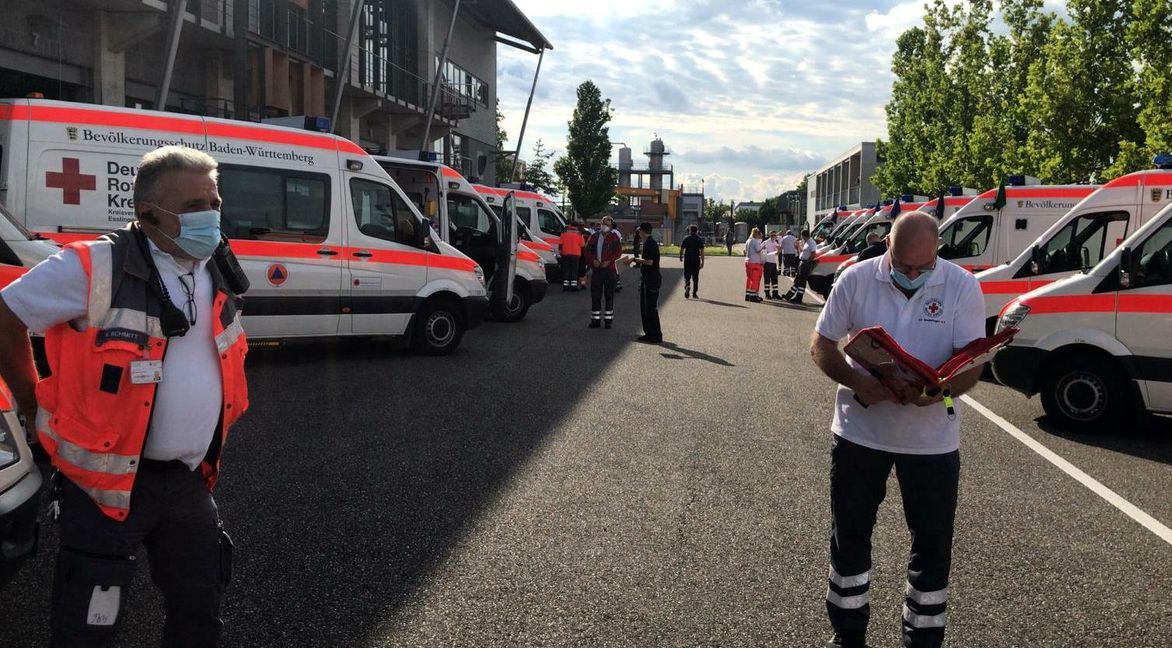 Der Sindelfinger DRK-Sanitäter Anders Kuhn (rechts) und weitere DRK-Freiwillige warten im Bereitstellungsraum an der Landesfeuerwehrschule in Bruchsal auf ihren „Marschbefehl“  Bild: DRK