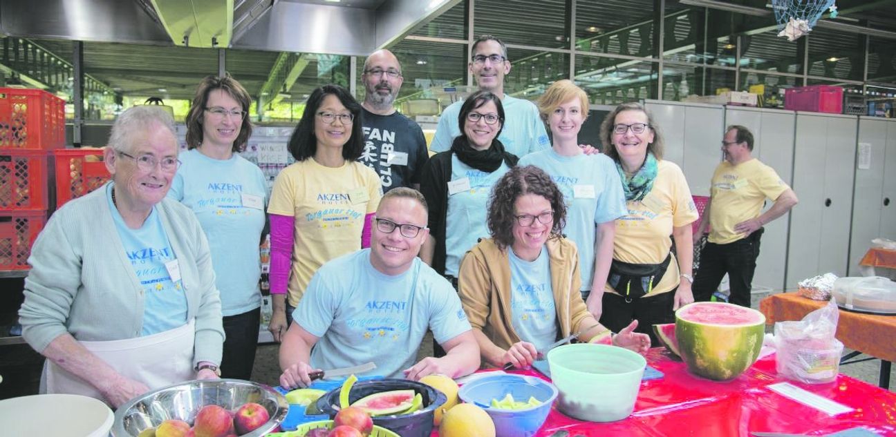 Vitamine für die Sportler: die fleißige Cateringmannschaft um Susanne Hessner (ganz rechts) schnippelt für die beliebten Glaspalastfruchtbecher um die Wette. Bild: Nüßle