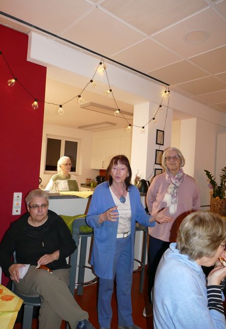 Im Cafe Volle Kanne: sitzend links Petra Waschner, daneben Anne Graf und Emmi Wacker, hinter der Theke Inge Rist.