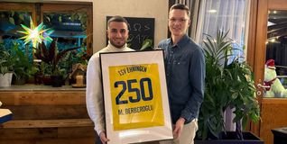 Ehningens  Fußball-Abteilungsleiter Marcel Sitter überreicht Marcel Berberoglu (links) einen Bilderrahmen mit der 250 auf dem Trikot. 	Bild: z