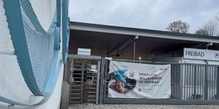 Noch ist das Freibad im Silberweg geschlossen: In knapp einem Monat strömen hier wieder Besucher durch den Eingang. Mitte Mai bis Mitte September lockt die Freibad-Saison laut den Stadtwerken rund 150 000 Besucher an.