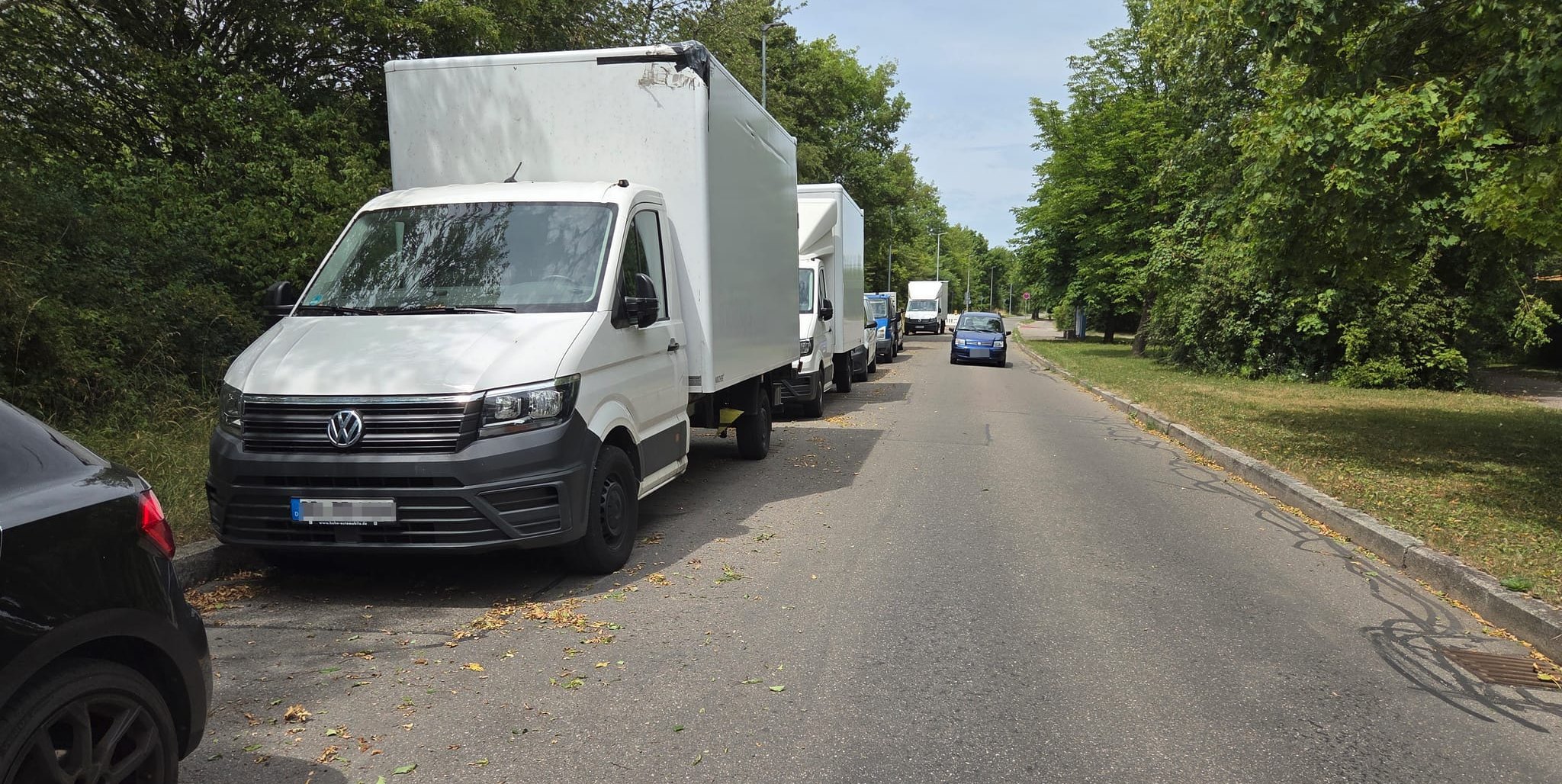 Jeden Tag das gleiche Bild: Lastwagen am Straßenrand, die Fahrbahn wird eng.