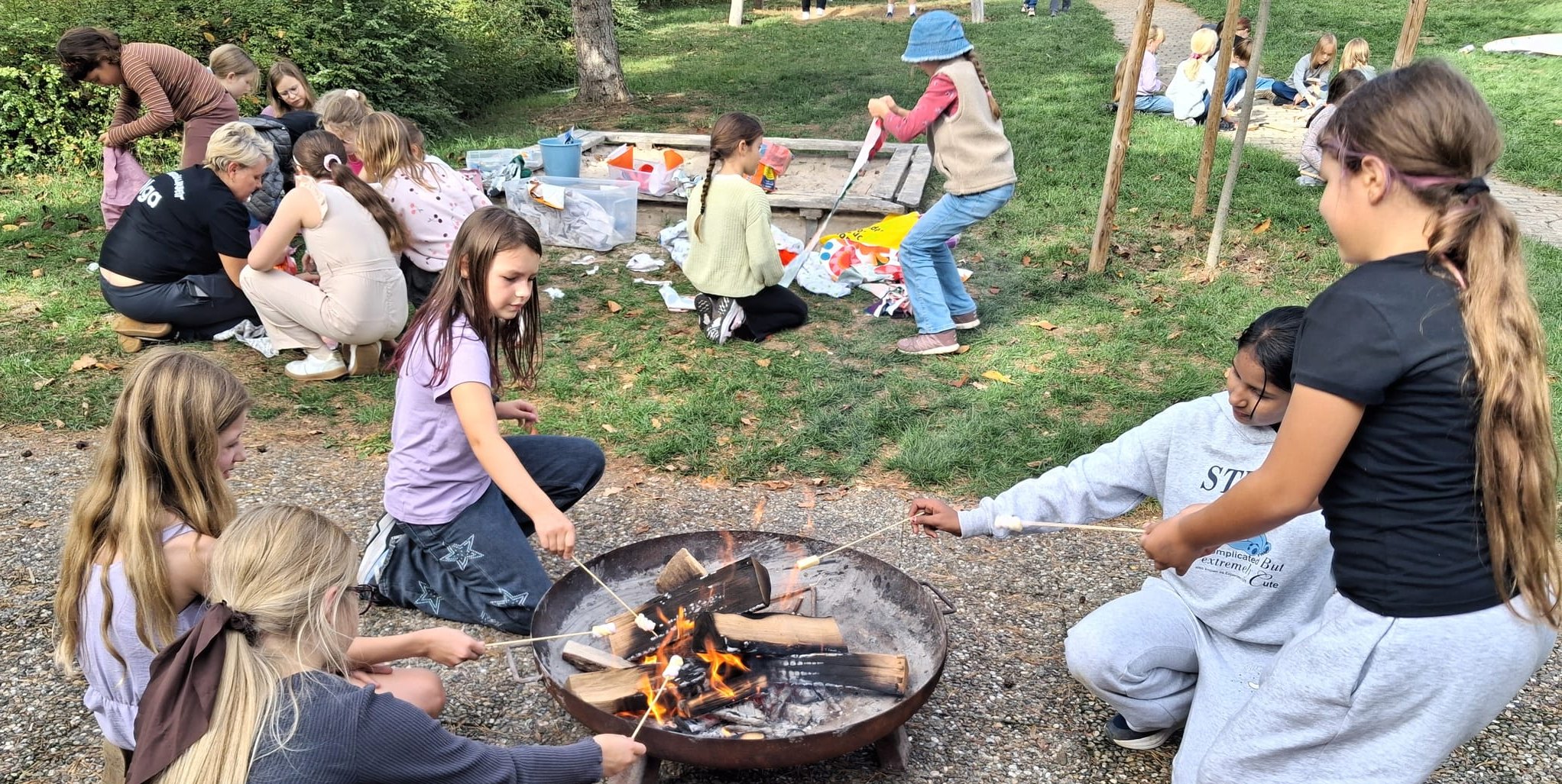 Ein Lagerfeuer-Klassiker: Stockbrot über den Flammen backen.