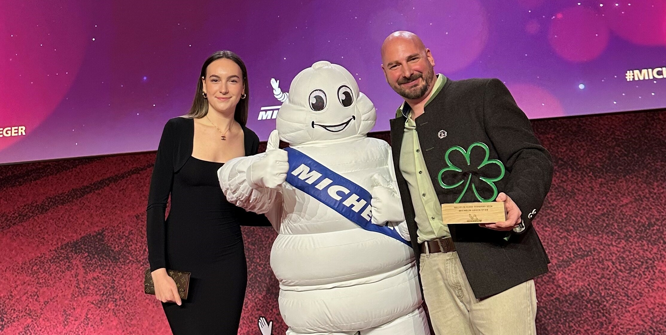 Timo Böckle mit seiner Tochter Emely und dem Michelin-Maskottchen nach der Preisverleihung des Grünen Sterns.