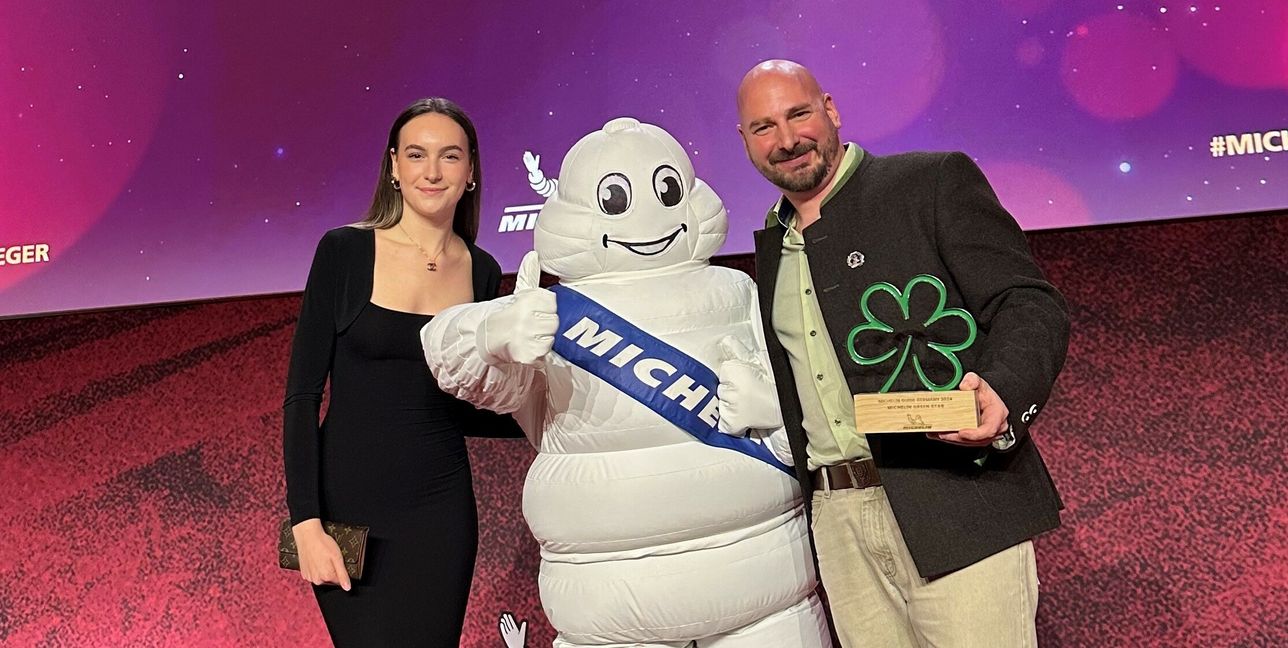 Timo Böckle mit seiner Tochter Emely und dem Michelin-Maskottchen nach der Preisverleihung des Grünen Sterns.