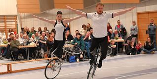 Obwohl Julia Hämmerli bei der fünfminütigen Kür uweimal vom Rad musste, steigerten sie sich und Patrick Tisch gegenüber der Deutschen Meisterschaft.