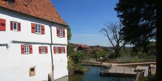 Vor zehn Jahren wurde der Bericht um den Burgraben umgestaltet und ein kleiner Park angelegt. 	Bilder: Jung