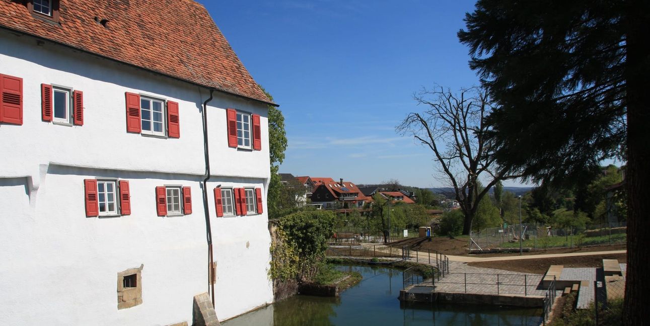 Vor zehn Jahren wurde der Bericht um den Burgraben umgestaltet und ein kleiner Park angelegt. 	Bilder: Jung