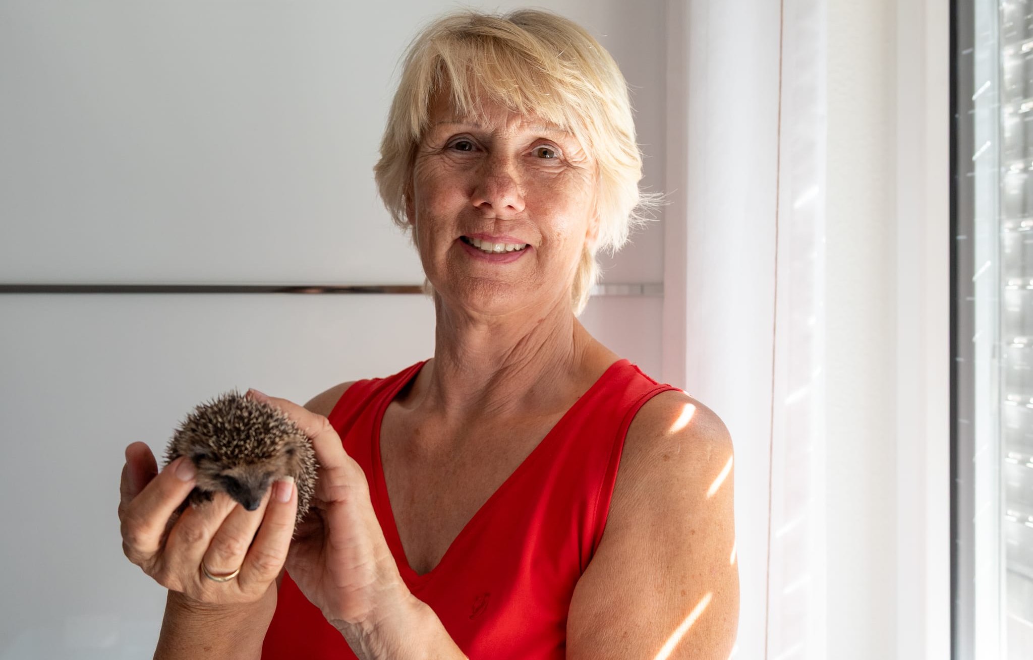 Igel-Expertin Ellen Schanz mit Igel Jonas.