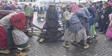 Der Traum jeder Hexe: der Ritt auf einem Besen. Dass die Pfullendorfer Stegstrecker dazu mehrere Besen einsetzten, tat dem Gefühl der Reiterin keinen Abbruch.Bilder: Reichert