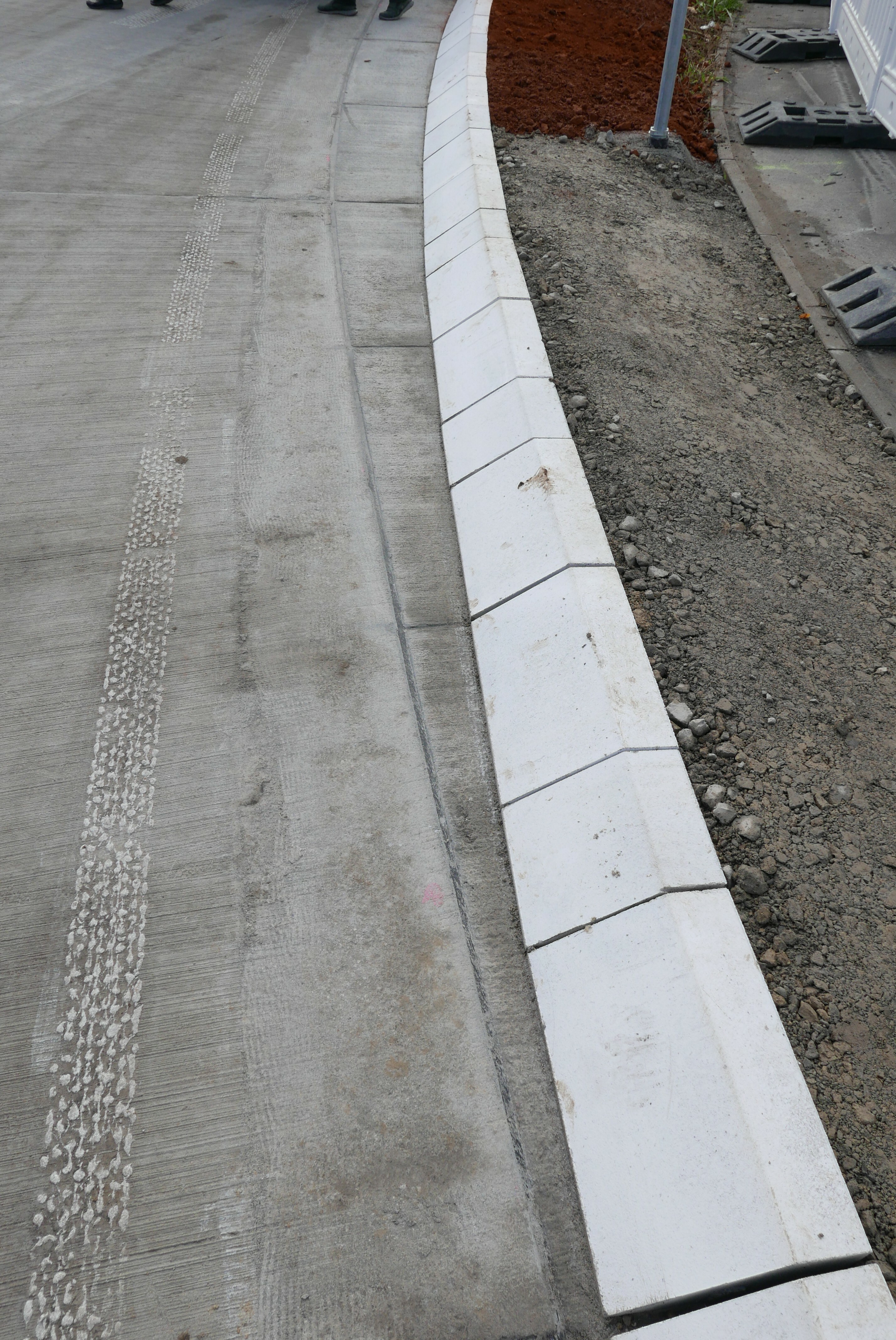 Jetzt stimmt der Radius an der Abzweigung, Lkw bleiben nicht mehr hängen.