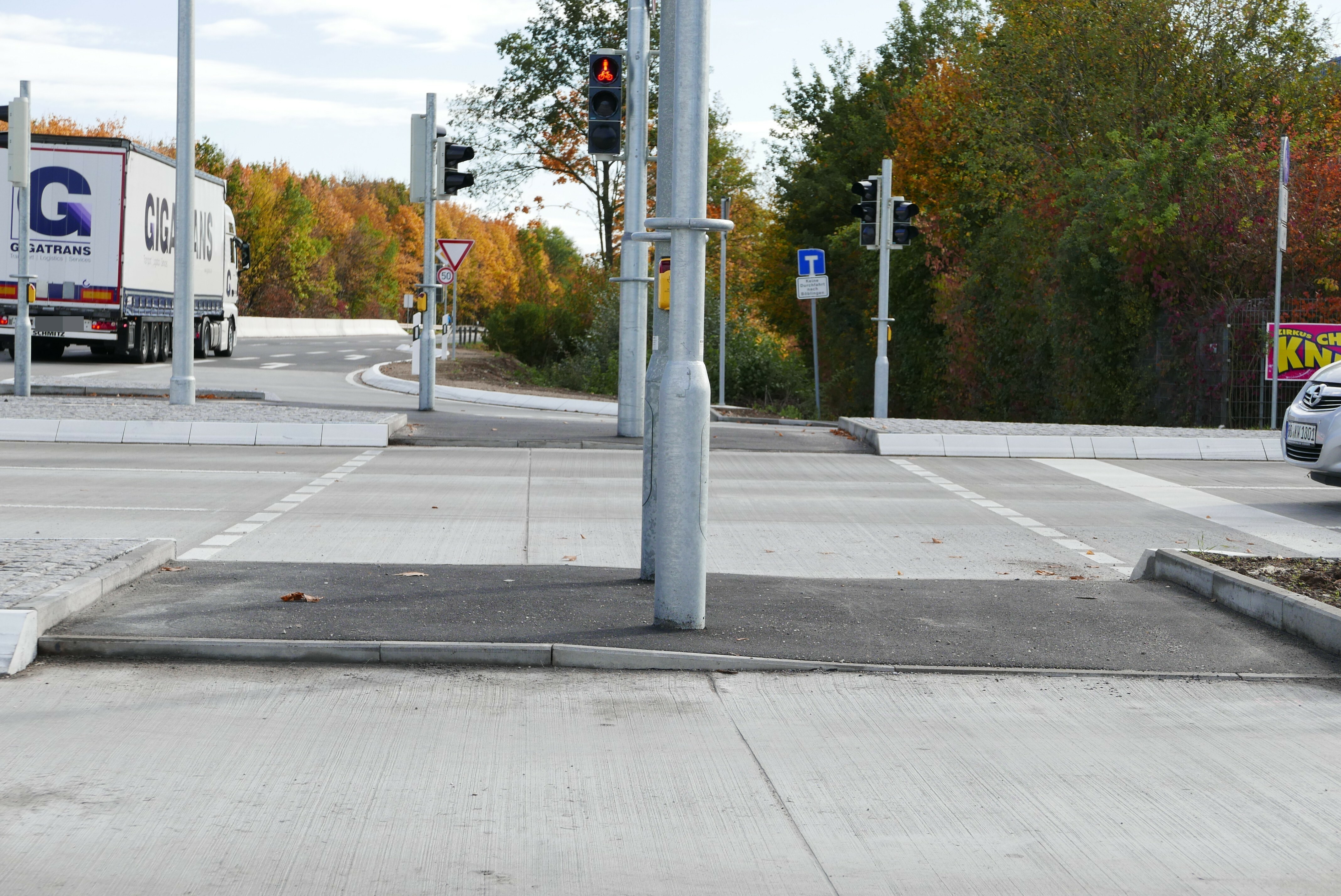 Stößt auf Kritik der Radfahrer: der nur teilweise abgesenkte Randstein der Verkehrsinsel.