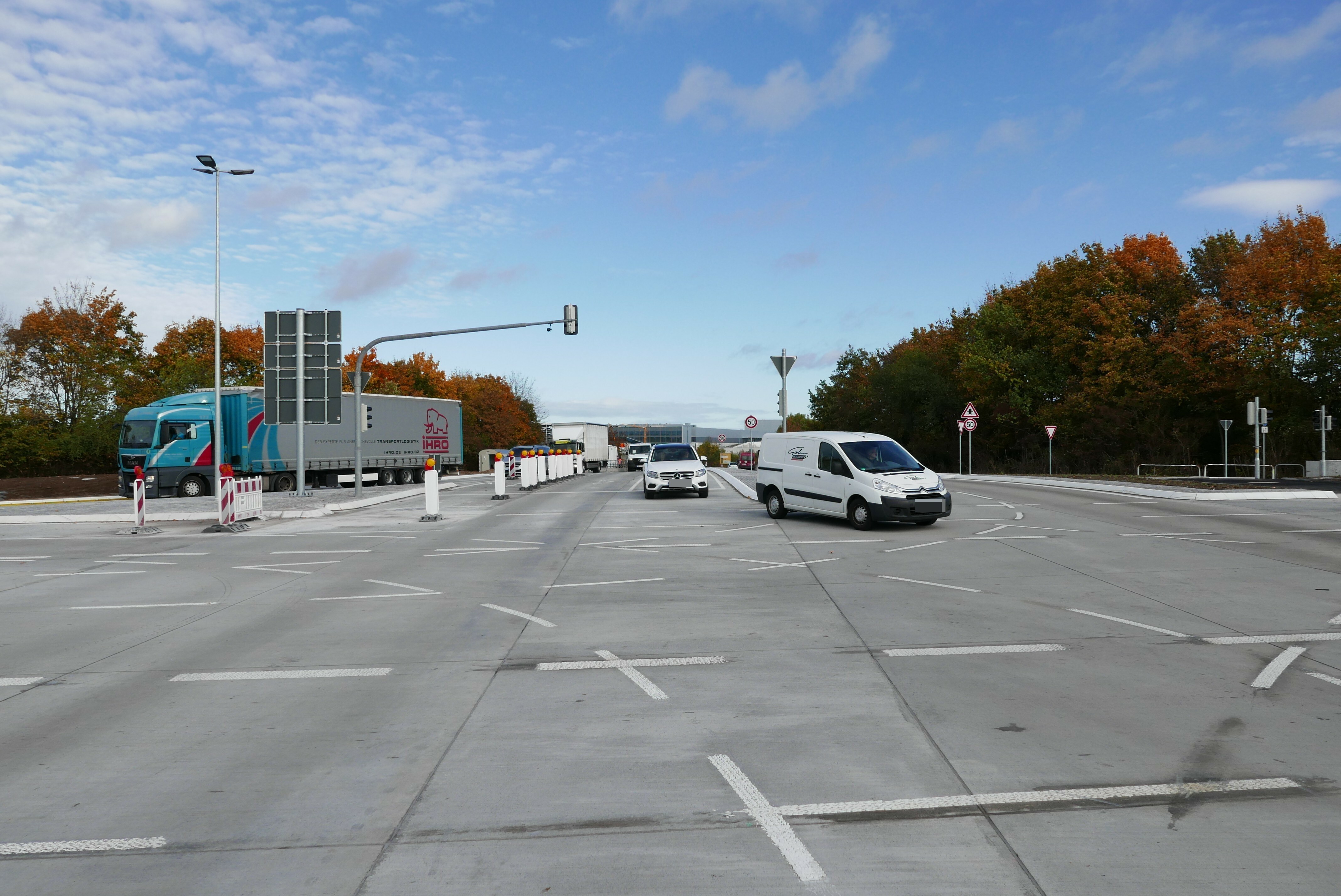 Seit gestern wieder für den Verkehr freigegeben: der Daimlerknoten. Bilder: Jung