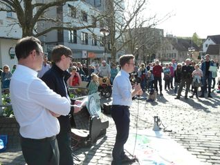 Die OB-Kandidaten Lukas Rosengrün, Markus Kleemann und Max Reinhardt (von links) beantworten Fragen der Klima-Aktivisten.