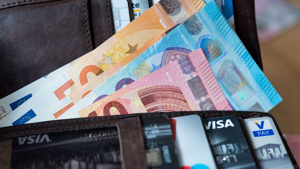 Ein Geldbeutel mit Scheinen und Karten.