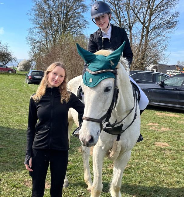 Arwen Jäger auf ihrem Schimmelwallach „Ronni“. Julia Wehr unterstützt ihre Freundin beim Sindelfinger Reitturnier. Bild: Hensolt