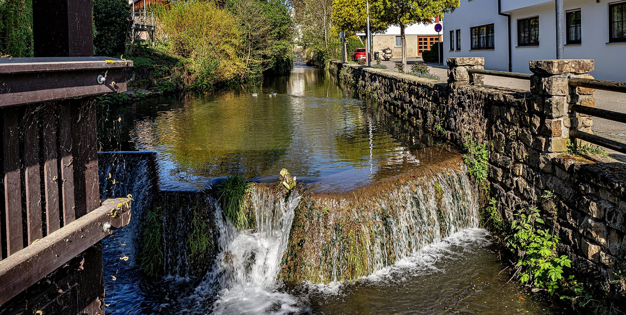 Aidlingen hat seit vergangenem Jahr eine blaue geschwungene Wasserlinie im Ortslogo. Das soll die Aid (unser Foto) darstellen, die dem Ort den Namen gegeben hat. Aber auch den Wasserreichtum. Die Heckengäugemeinde erzeugt das gesamte Trinkwasser über eigene Quellen.