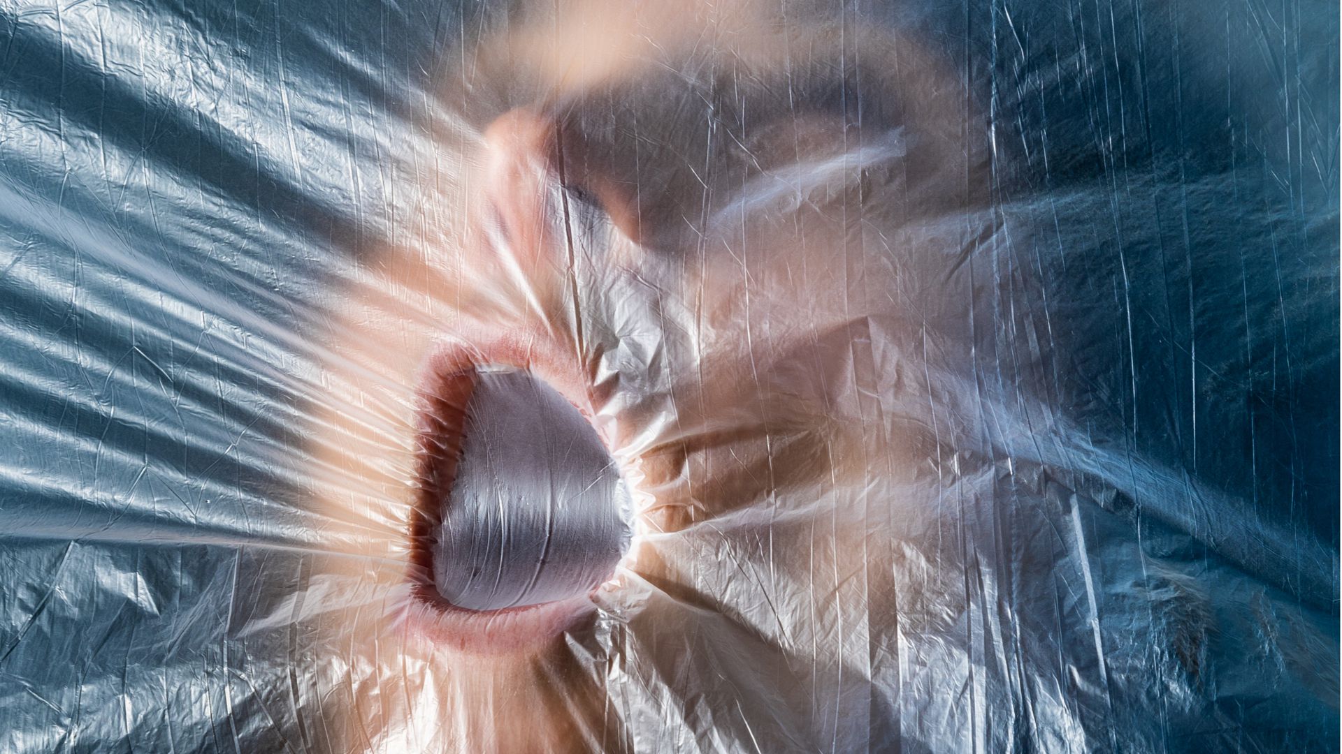 Unausweichliches Plastik-Atmen: Schädliches  Mikro- und Nanoplastik in der Umwelt nicht einzuatmen, ist  unmöglich.