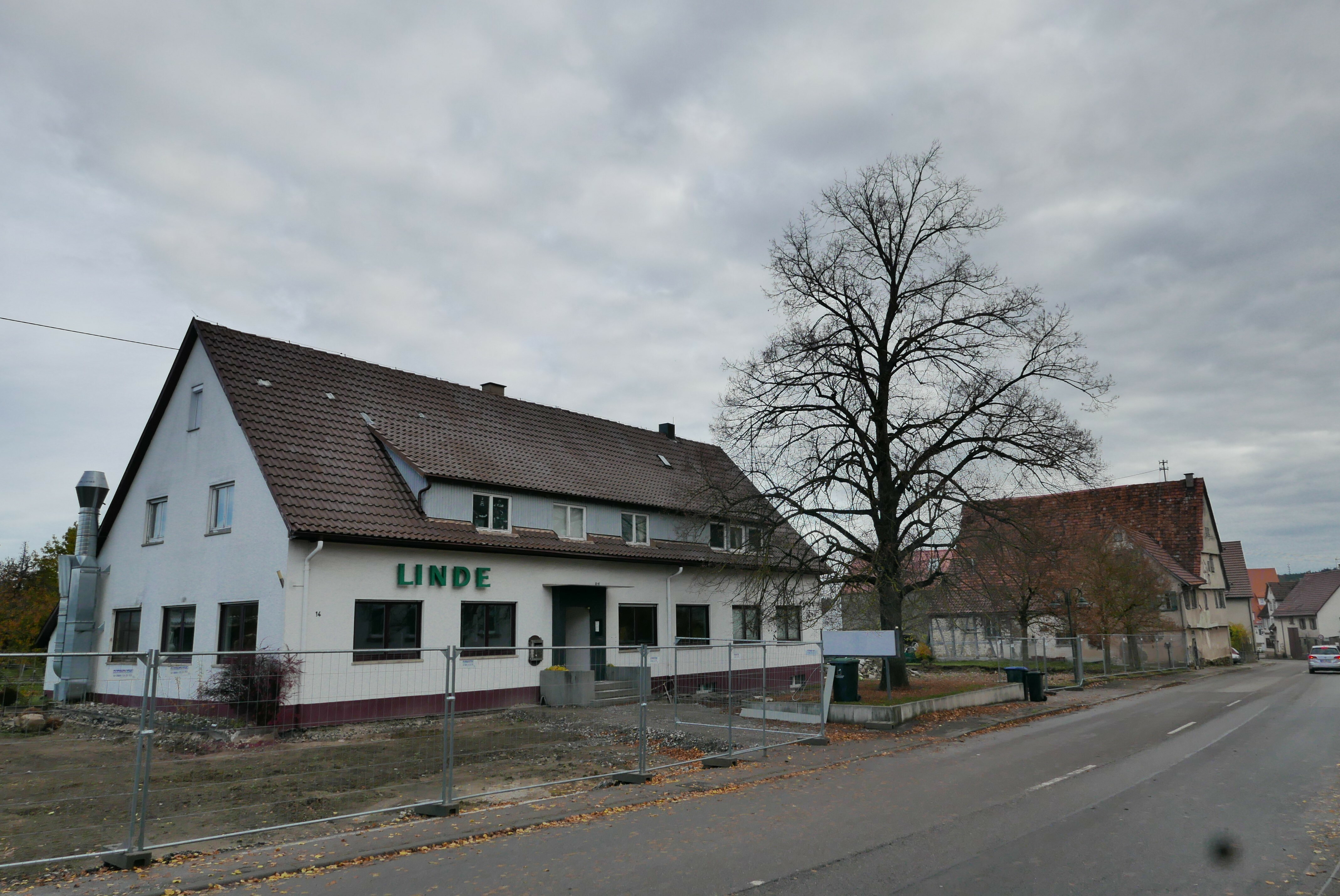 Noch steht das Gaststättengebäude der Linde am Ortsausgang von Affstätt -- bald rücken die Baggerr an. Bilder: Jung