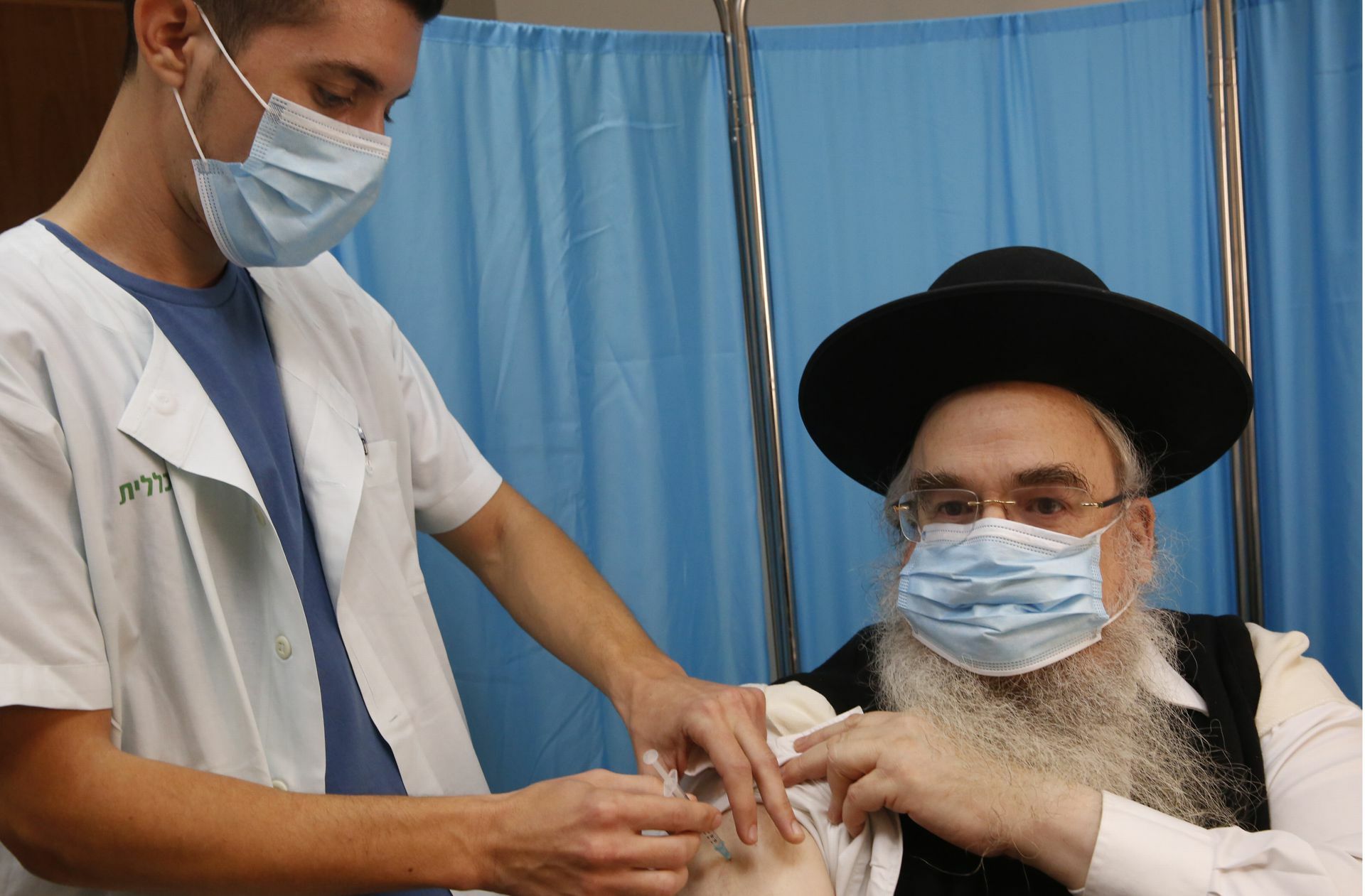 Das Unternehmen Pfizer liefert den Impfstoff – hier für eine Impfung in Bnei Brak, einer Stadt, in der besonders viele strenggläubige Juden leben. Foto: Gil Cohen-Magen/AFP