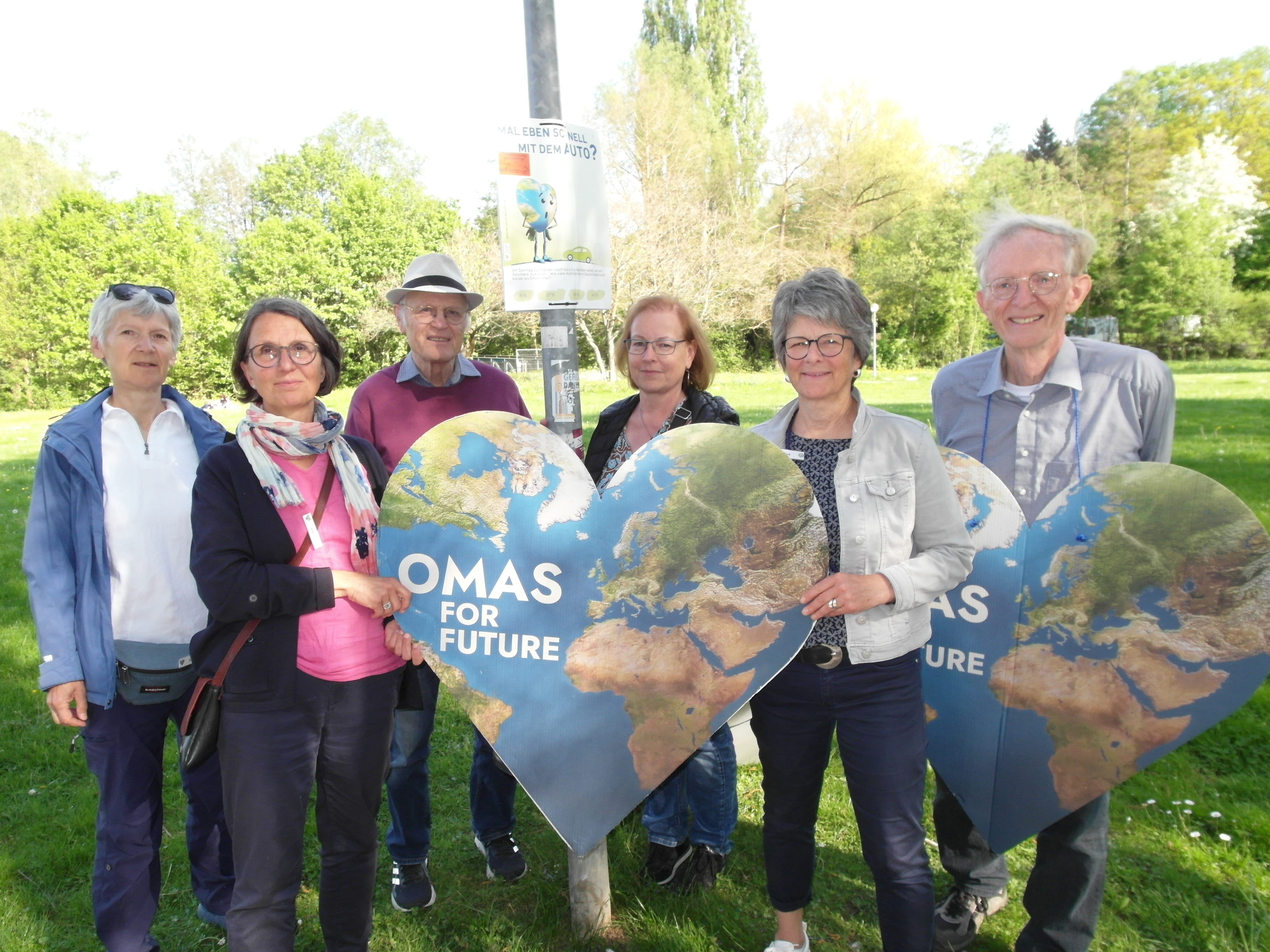 Die Regionalgruppe Sindelfingen-Böblingen von Omas for Future hat im Sindelfinger Sommerhofenpark einen Klimaschutz-Parcours installiert, der bis zum 23. Mai an zwölf Stationen Tipps für einen nachhaltigeren Lebensstil gibt (von links): Jutta Rau, Ute Fischer-Stepper, Heinz Renz, Itis Tucher, Eva Gösmann, Karl-Heinz Rau.  Bild: Staber