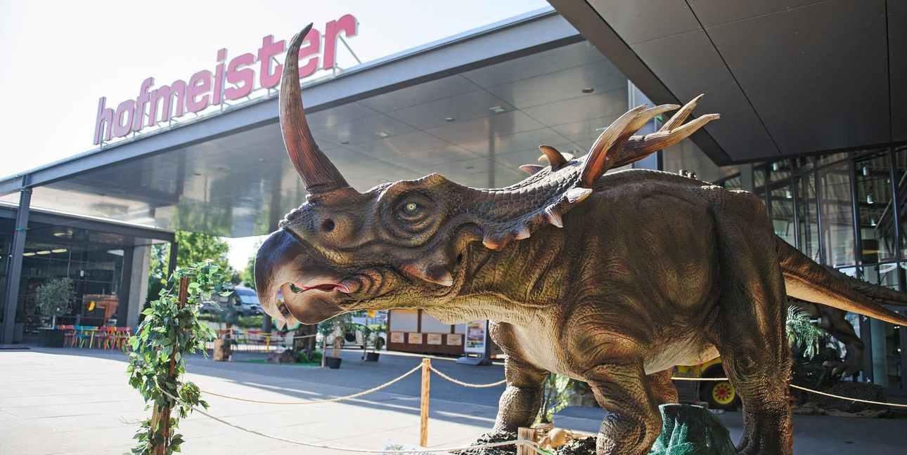 Die Dinosaurier bei Möbel Hofmeister sehen täuschend ähnlich aus.