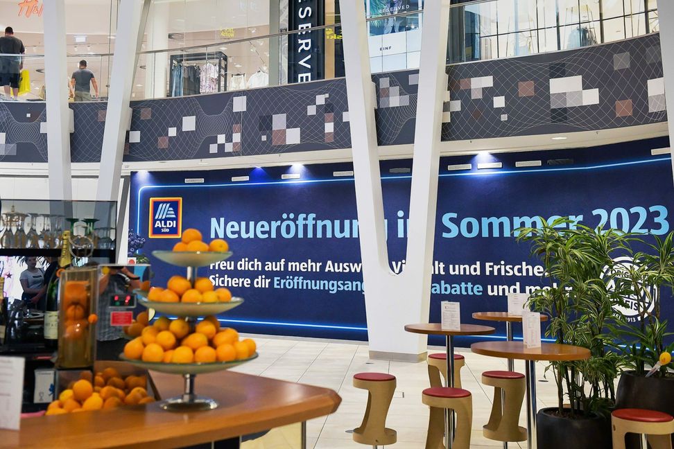 Hinter der Wand wird noch fleißig an der Eröffnung gearbeitet.