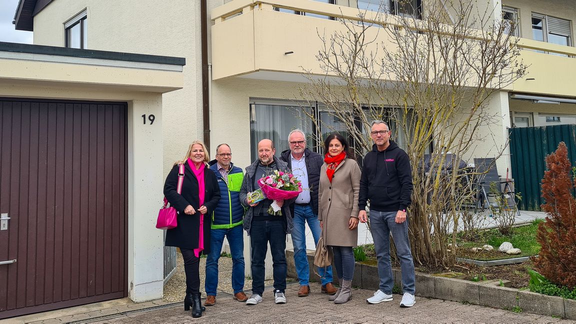 Sabine Wittlinger, Partnermanagerin der Telekom, Bernd von Ende, Vertrieb Telekommunikation bei den Stadtwerken, Artur Wieczorek, erster Kunde am Glasfasernetz in Maichingen, Dr. Karl Peter Hoffmann, Geschäftsführer Stadtwerke Sindelfingen GmbH, Celia Martins-Barosa, Kundenmanagement Telekom sowie Stefan Winkler, Regional Manager der Telekom (von links).