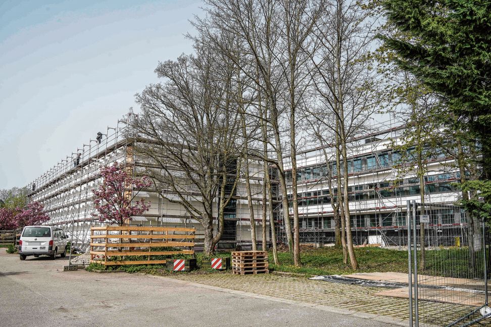 Der Neubau (links) und der sanierte Altbau: Die Bauarbeiten am Böblinger Amtsgericht in der Steinbeisstraße dauern an.