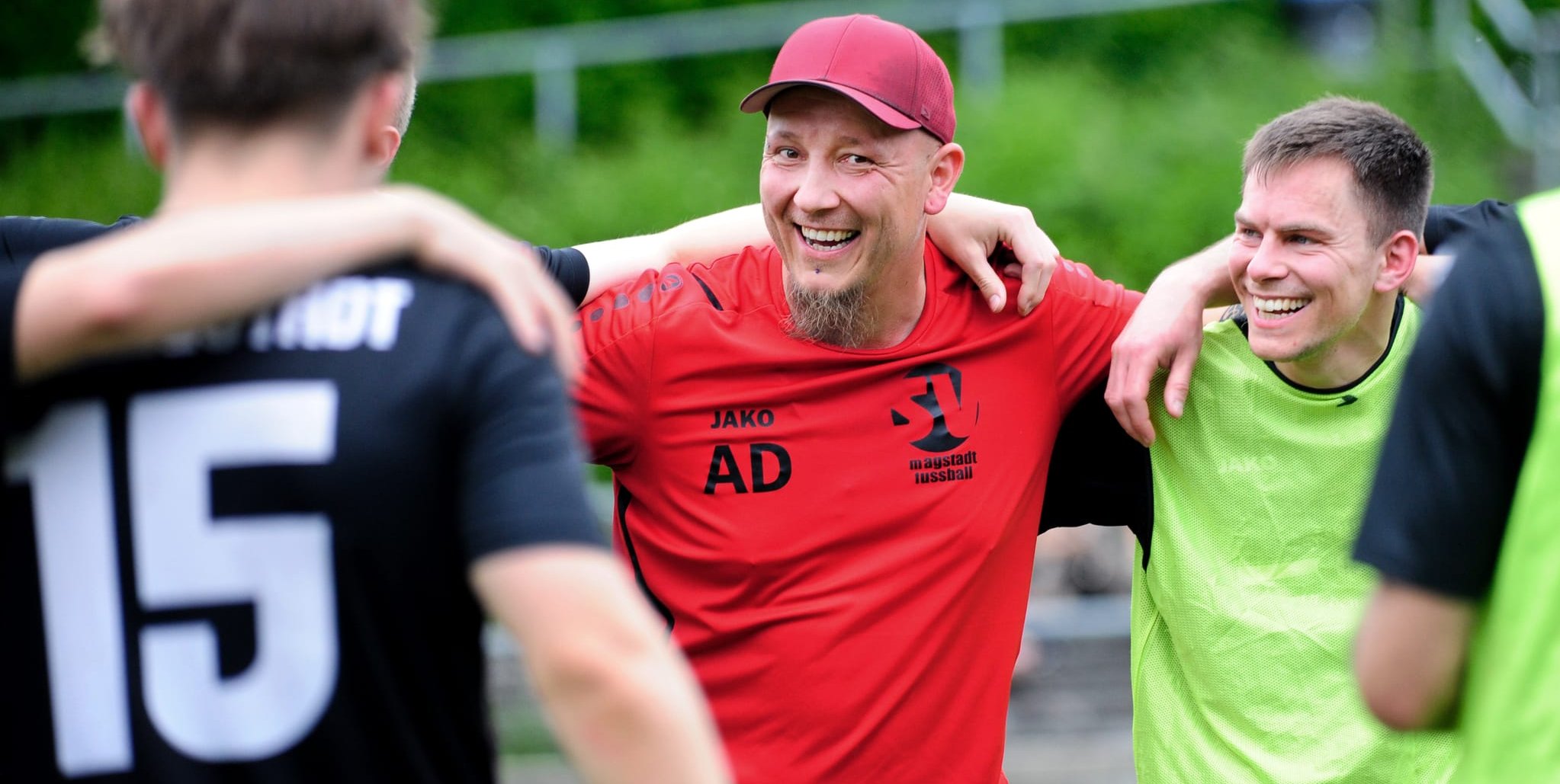 Magstadts Trainer Andy Damm feiert mit seinen Spielern den wichtigen 3:1-Heimsieg gegen den TV Altdorf.