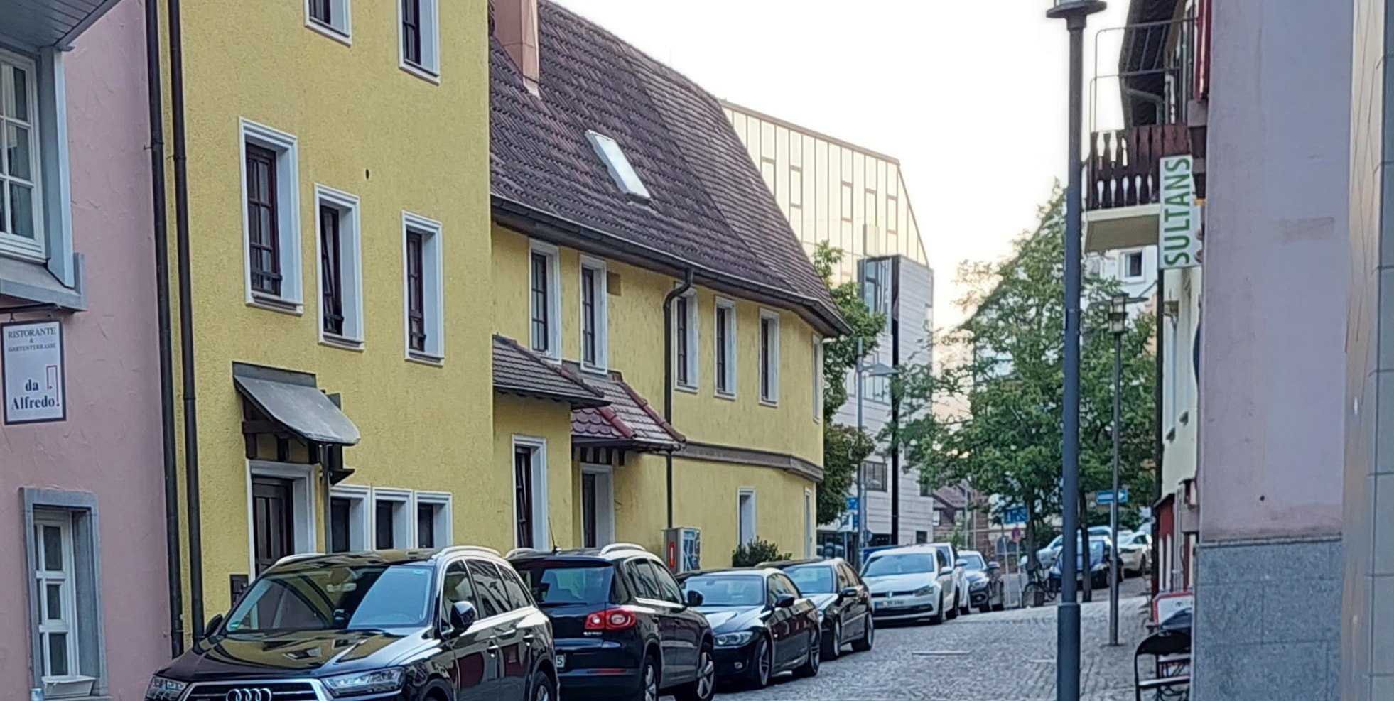 Die Breite Gasse als Parkplatz: Die Stadtverwaltung denkt über eine neue Straßenführung nach.