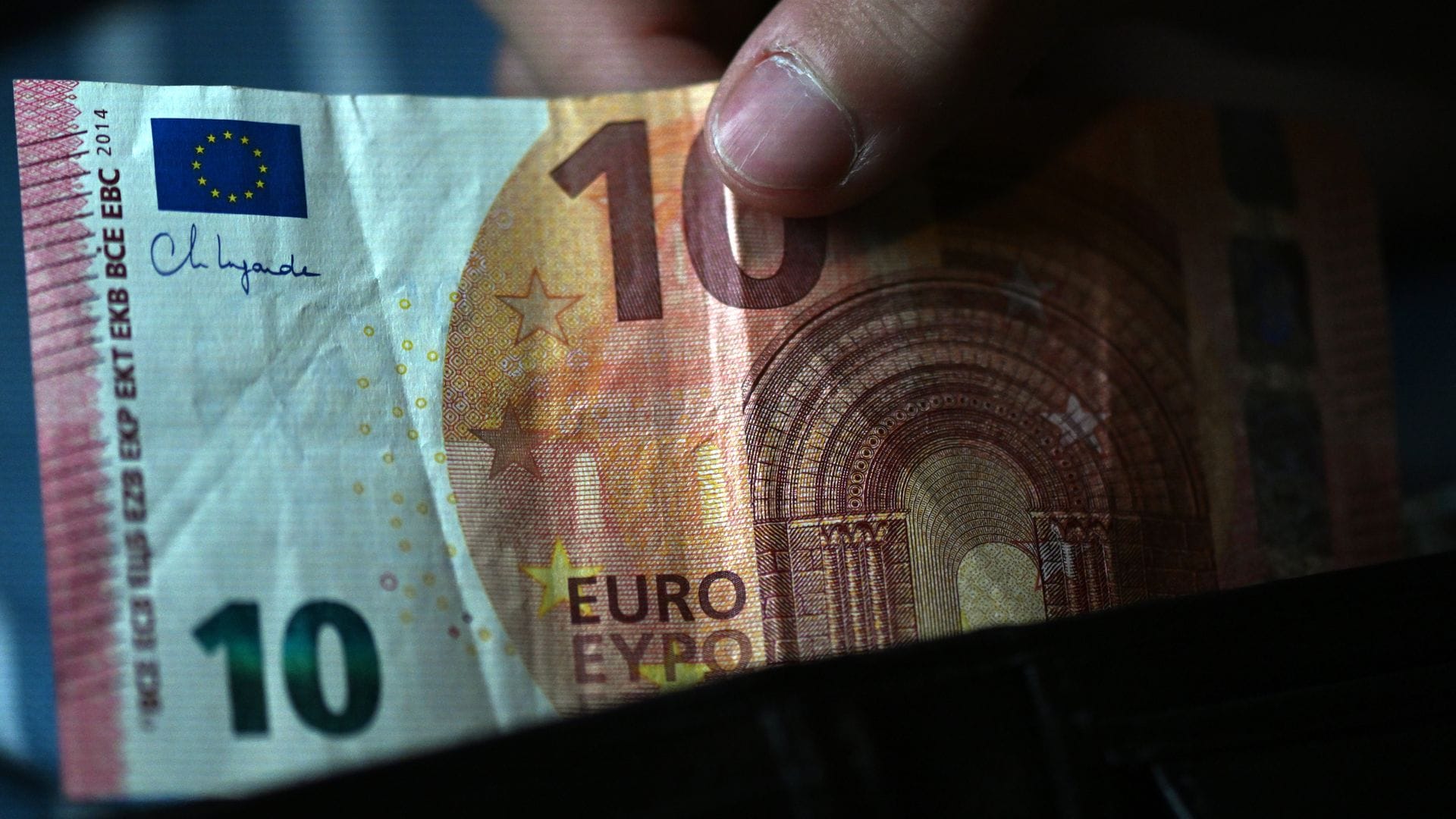 Laut einer Umfrage greifen die meisten Deutschen bei Rechnungen bis zu 20 Euro zum Bargeld.