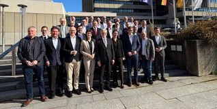 Gruppenfoto der Ober- und Bürgermeister vor dem Sindelfinger Rathaus.