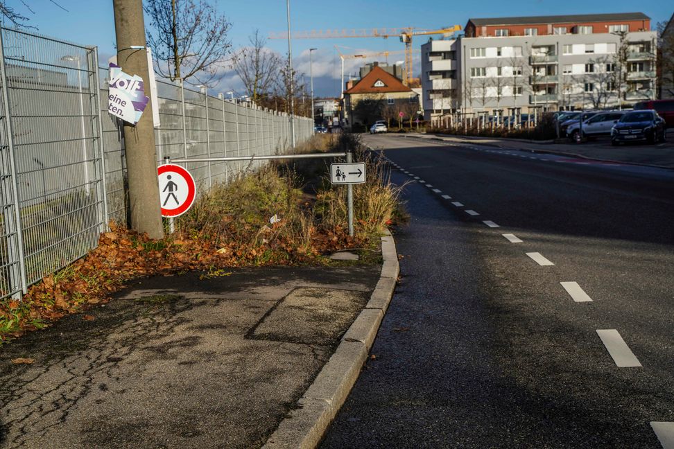 Der Gehweg in der Talstraße endet von der Calwer Straße kommend auf der linken Seite an einer Absperrung. Jetzt soll geprüft werden, diese Lücke zu schließen. Bild: Dettenmeyer