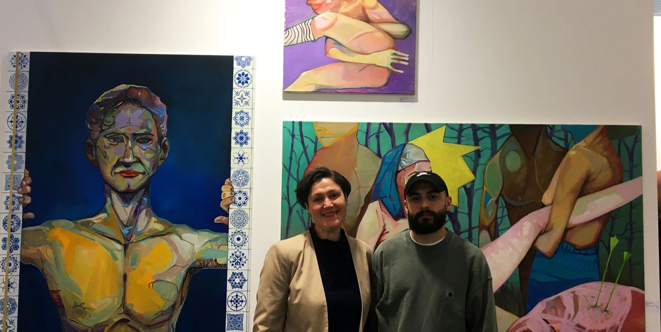 Katrin Schacher und Shalva Gelitashvili auf dem Stand der Galerie, die in Stuttgart und in Böblingen zuhause ist.