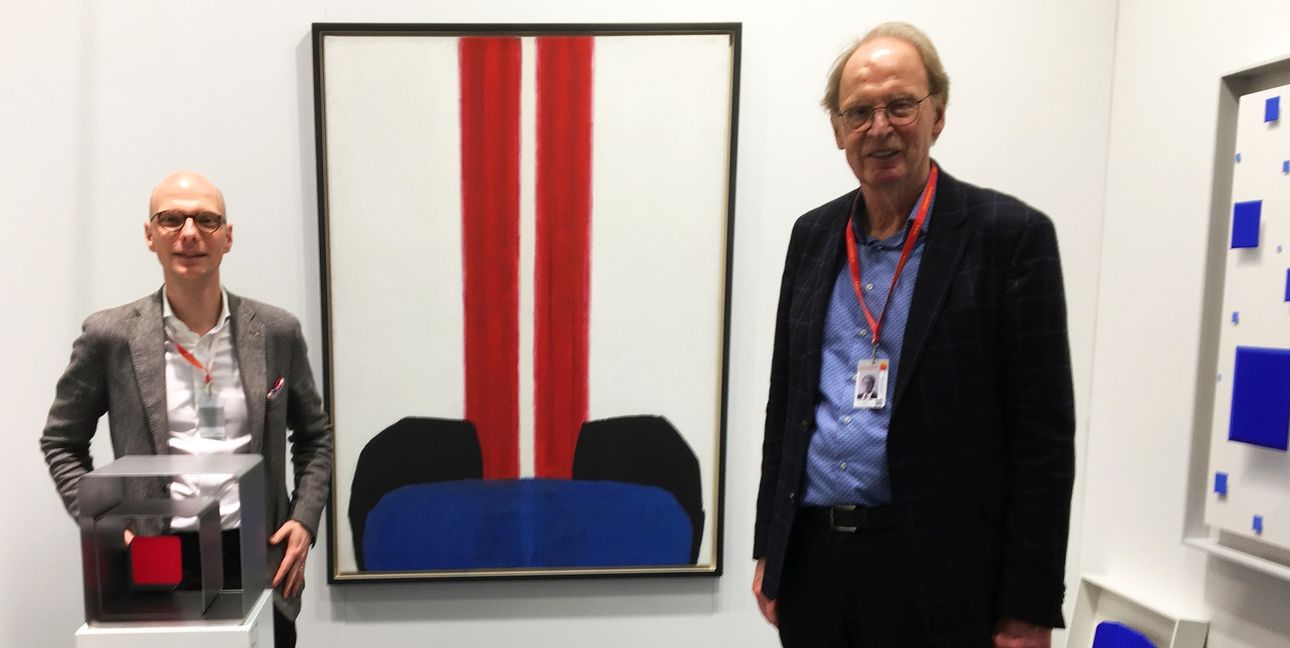 Kay Kromeier und Dr. Bert Schlichtenmaier vor einer Arbeit von Georg Karl Pfahler bei der Art Karlsruhe.