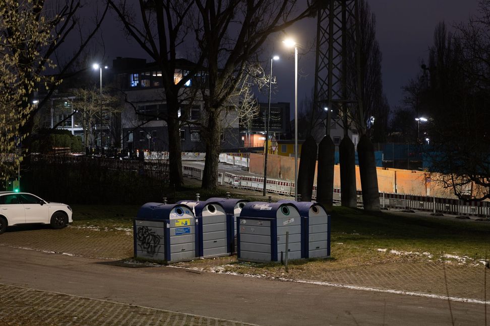 In der Rudolf-Harbig-Straße sind die Container beleuchtet. Die Testphase läuft sechs Monate.